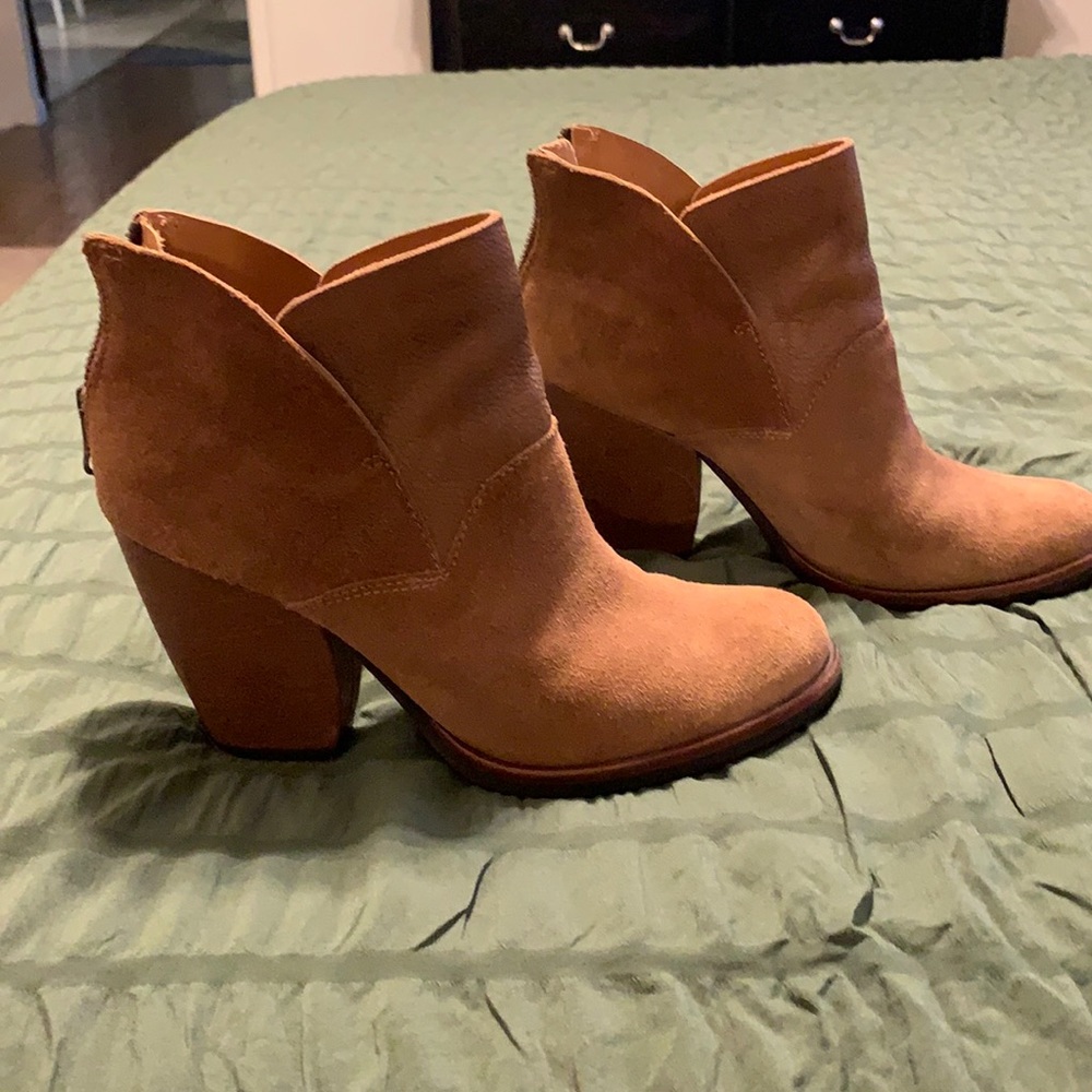 Kork Ease adorable ankle boot.